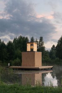 نمای روز خانه ای با یک لوستر