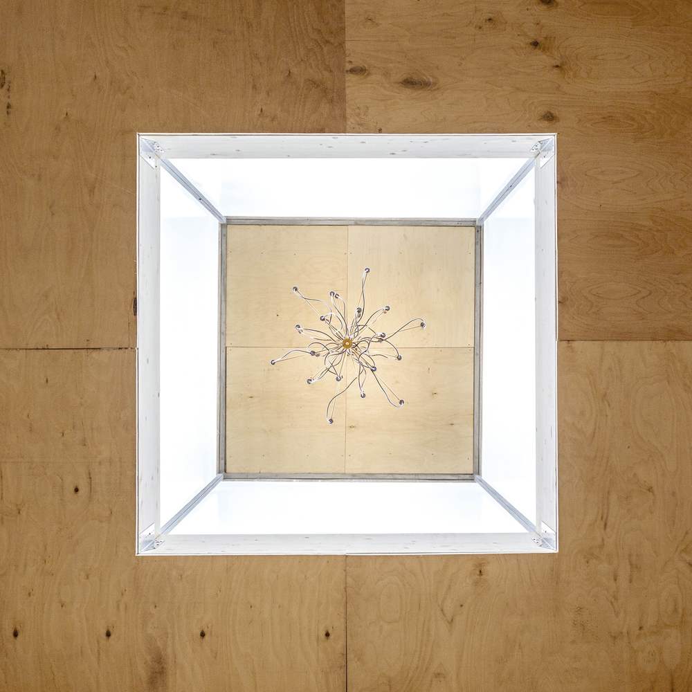 نمای داخلی رو به بالا خانه ای با لوستر