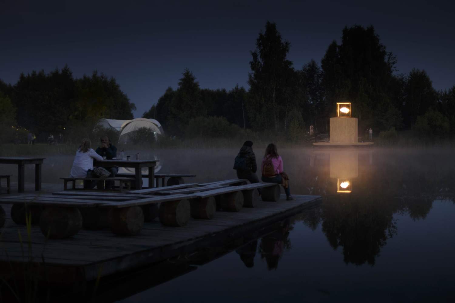 خانه با یک لوستر نمای باز شب