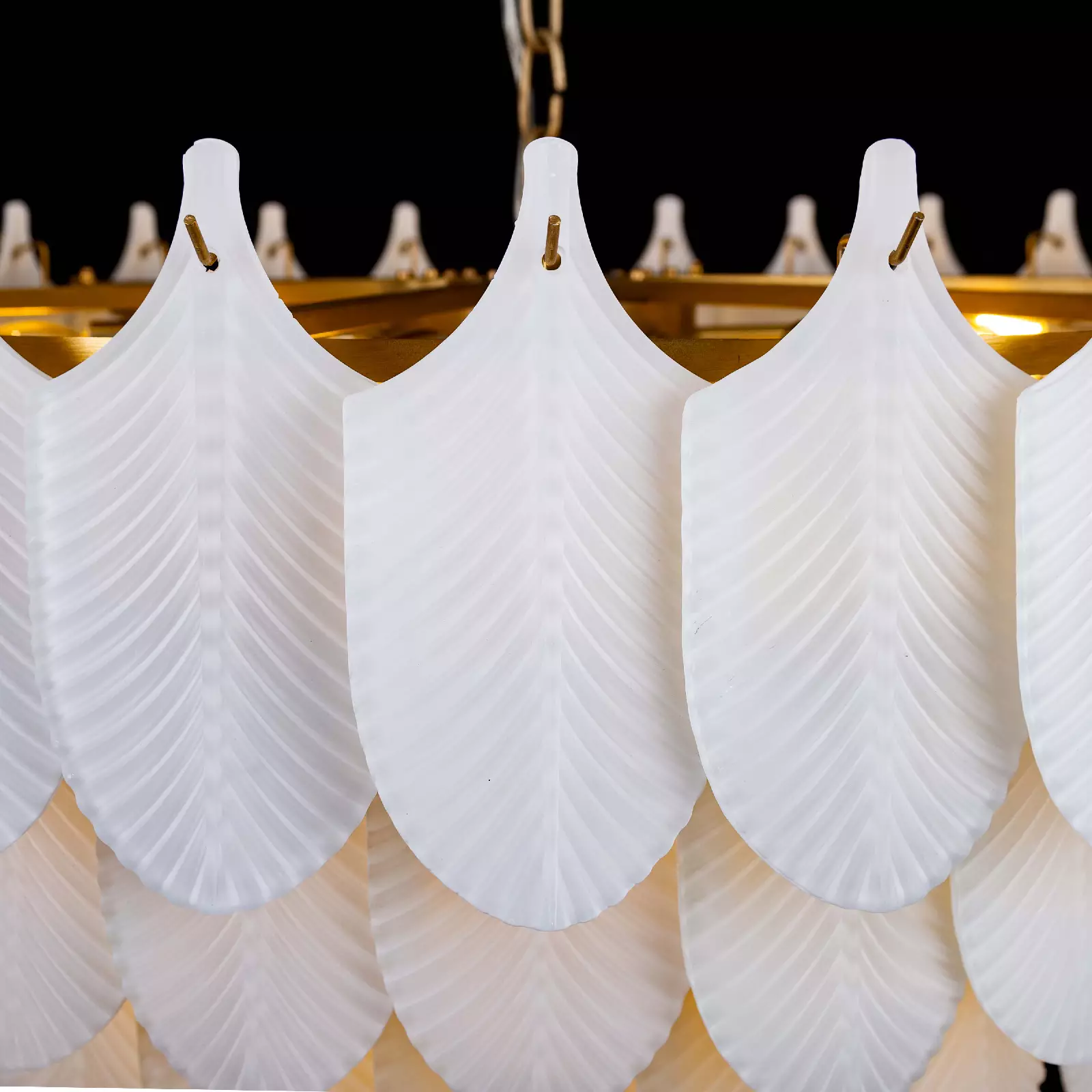 Leaved-Crystal-Glass کریستال قالبی برگ سفید لوستر گرد طبقاتی برگ 75