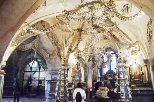 یکی از لوسترهای ساخته شده از اسکلت انسان