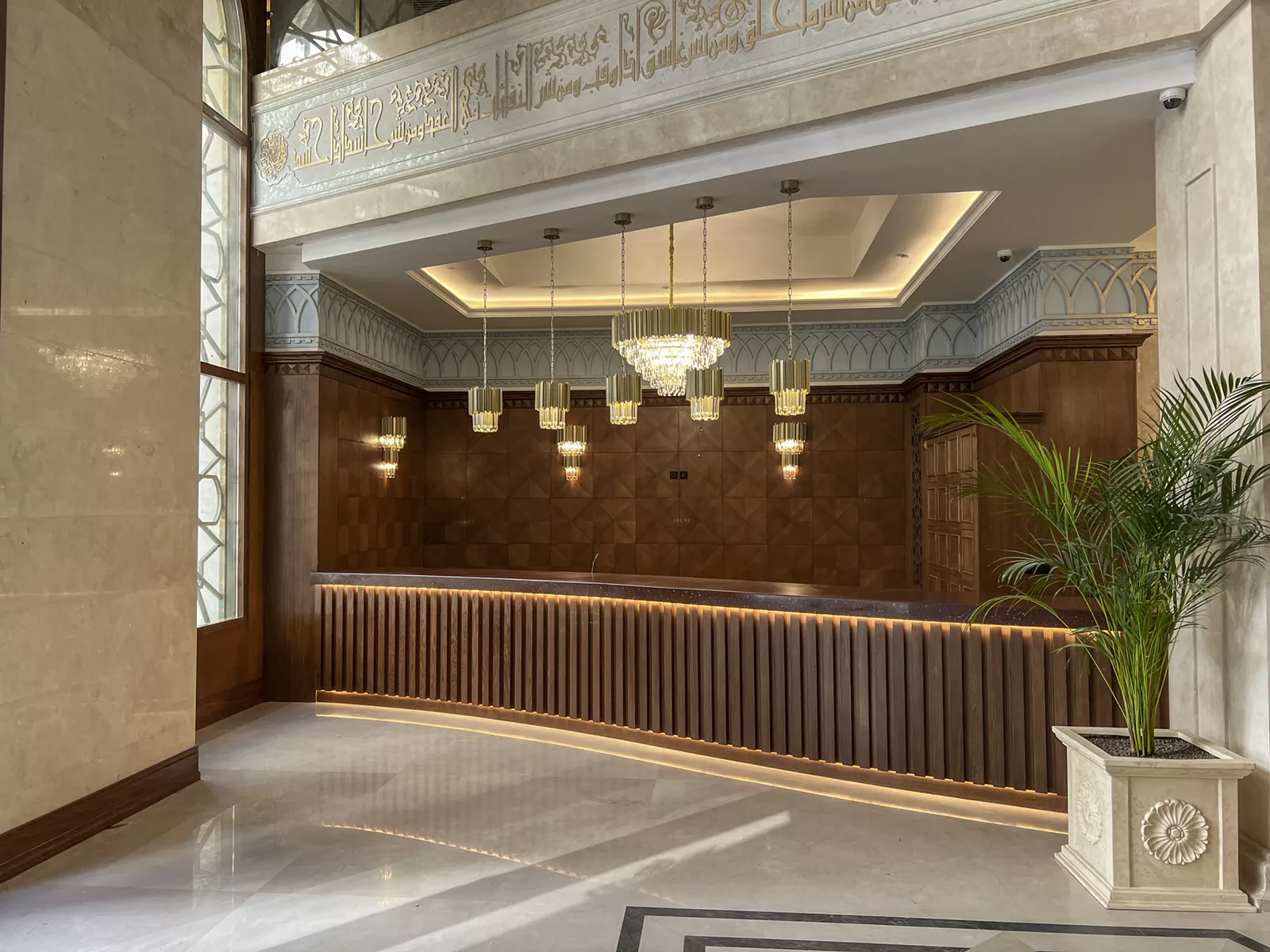 لوستر آیرون و آویز آیرون لابی هتل