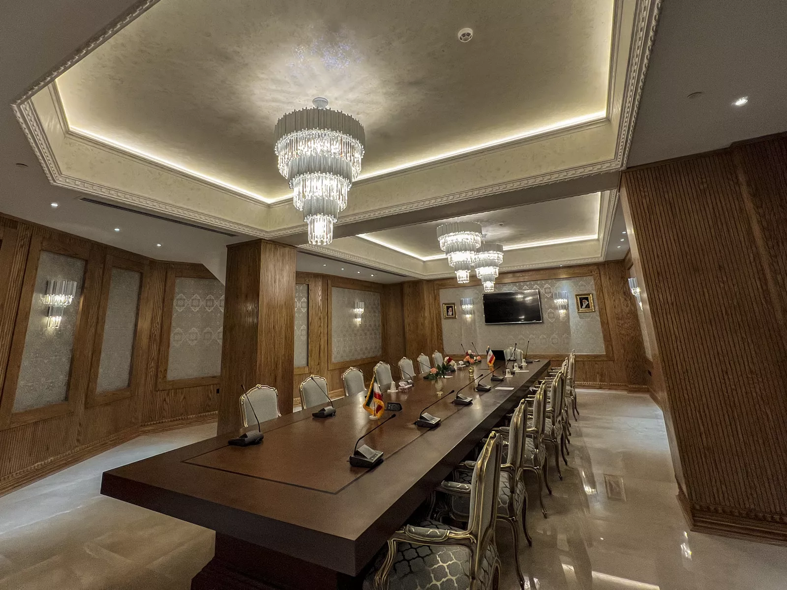 لوستر اتاق کنفرانس هتل