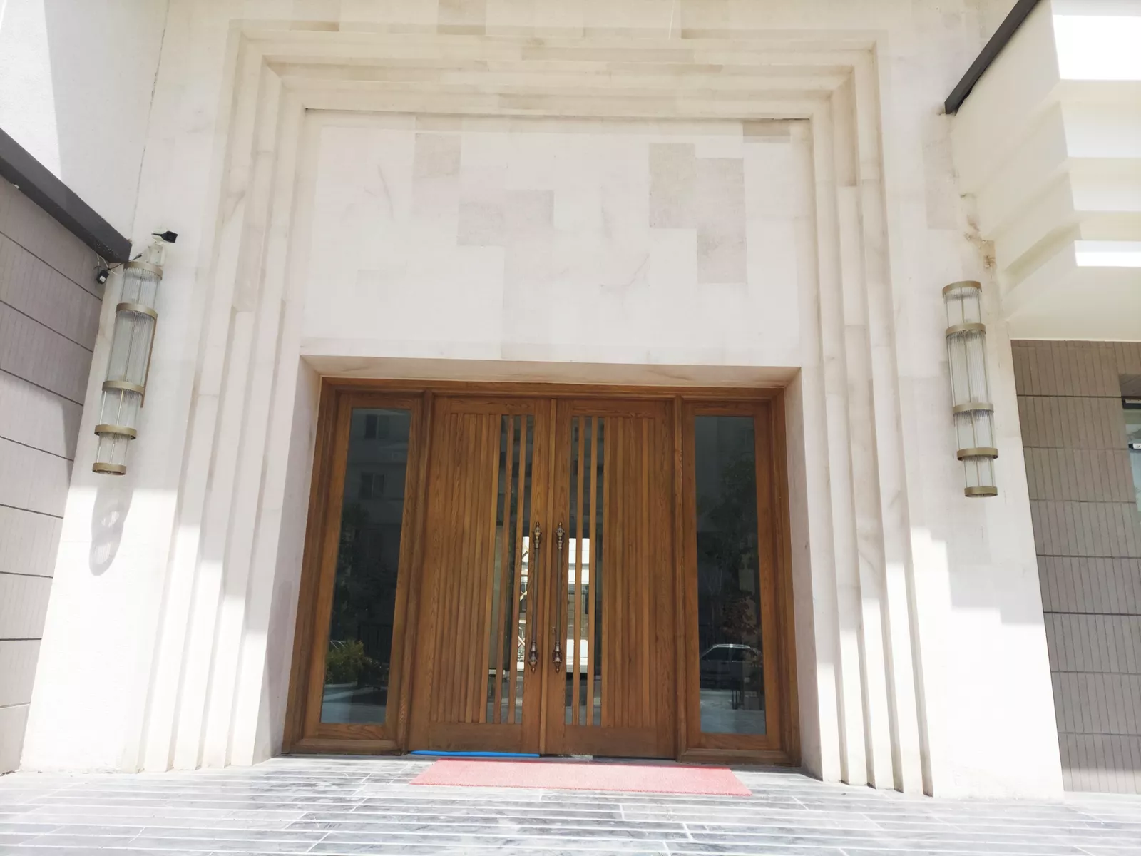 لوستر دیواری ورودی مجتمع مسکونی