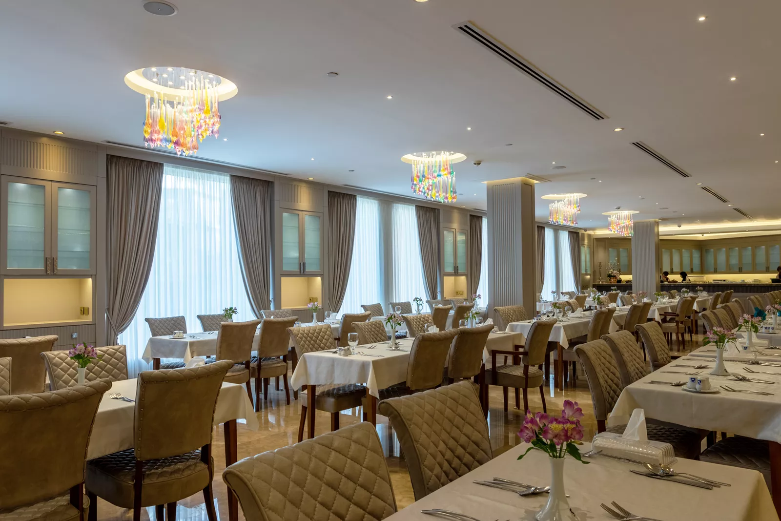 لوستر رنگارنگ هتلی