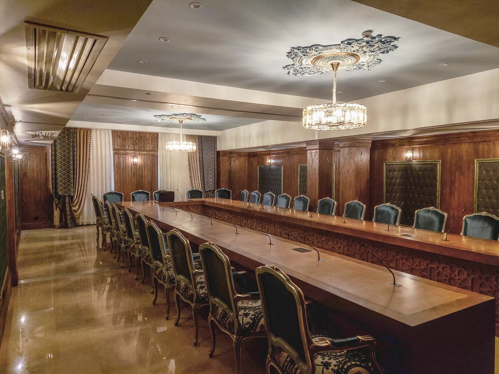 لوستر کریستالی اتاق کنفرانسی